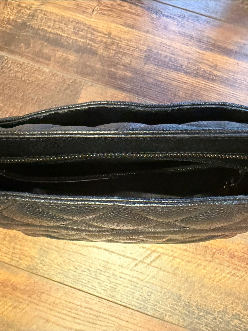 CHANEL Caviar Quilted
Medallion Tote bag in black leather. Vintage Y2K Classic - Picture 7 of 13